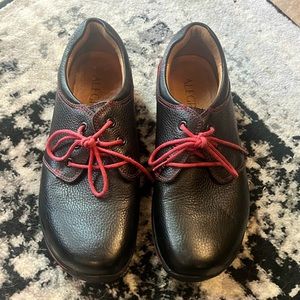 Men’s Alegria soft tumbled black leather with red touches lace up shoe. Size 41.